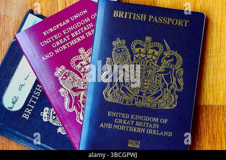 Tre passaporti del Regno Unito con due passaporti UE pre-Europen scaduti e passaporto biometrico del Regno Unito in corso di validità British Passport navy Blue Foto Stock