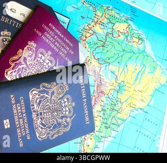 Tre passaporti del Regno Unito con due passaporti europei scaduti pre-Europen Union e un passaporto biometrico del Regno Unito attuale con una mappa delle pagine dell'atlante del Sud America Foto Stock