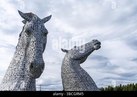 Falkirk, Regno Unito - 20 giugno 2022: I Kelpies di Falkirk sotto un cielo sovrasparato espressivo Foto Stock