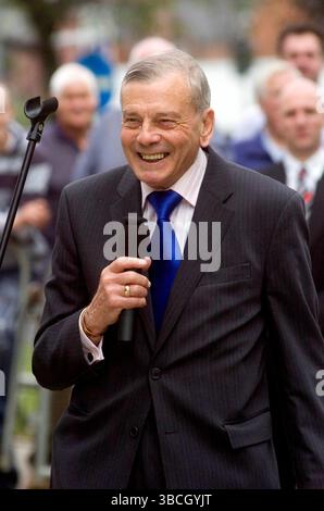 Dickie Bird all'inaugurazione della sua statua (dello scultore Graham Ibbeson), che si trova accanto al St Mary's Garden a Barnsley - 30 giugno 2009 Foto Stock