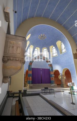 Interno con pulpito e tessuto quaresimale di fronte all'altare nella chiesa di Santo Stefano, edificio in stile Art Nouveau con elementi neomanici, costruito tra 1 Foto Stock