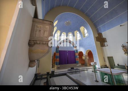 Interno con pulpito e tessuto quaresimale di fronte all'altare nella chiesa di Santo Stefano, edificio in stile Art Nouveau con elementi neomanici, costruito tra 1 Foto Stock