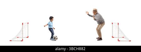 Nonno e ragazzo che giocano a calcio con mini goal isolati su sfondo bianco Foto Stock