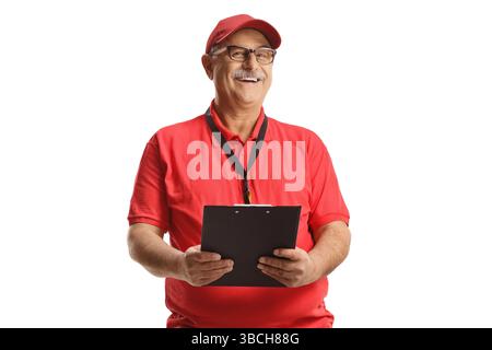 Lavoratore uomo maturo con una t-shirt rossa che regge un appunti isolato su sfondo bianco Foto Stock