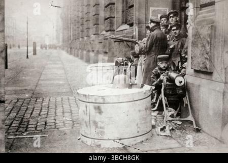 Un deposito di mitragliatrici spartaciste su Zimmerstrasse a Berlino durante la rivolta spartacista. La rivolta spartacista fu una rivolta armata a Berlino dal 5 al 12 gennaio 1919. Fu principalmente una lotta di potere tra i sostenitori del governo provvisorio che favoriva una socialdemocrazia, e quelli del Partito Comunista di Germania (KPD) guidato da Karl Liebknecht e Rosa Luxemburg, che volevano istituire una repubblica sovietica simile ai bolscevichi in Russia. Foto Stock