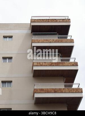 Moderni ed alti appartamenti in un edificio di cemento con grandi balconi d'angolo con ringhiere Foto Stock