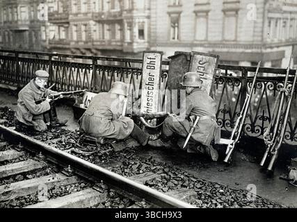 Soldati della Lega Spartaco che difendono la stazione ferroviaria di Berlino durante la rivolta Spartacista. La rivolta spartacista fu una rivolta armata a Berlino dal 5 al 12 gennaio 1919. Fu principalmente una lotta di potere tra i sostenitori del governo provvisorio che favoriva una socialdemocrazia, e quelli del Partito Comunista di Germania (KPD) guidato da Karl Liebknecht e Rosa Luxemburg, che volevano istituire una repubblica sovietica simile ai bolscevichi in Russia. Foto Stock