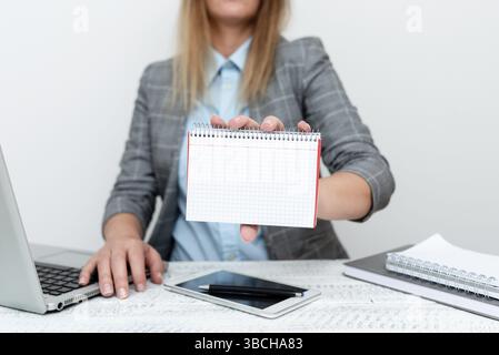 Consulente finanziario che dà i suggerimenti di risparmio di denaro, imprenditore che discute le offerte Foto Stock