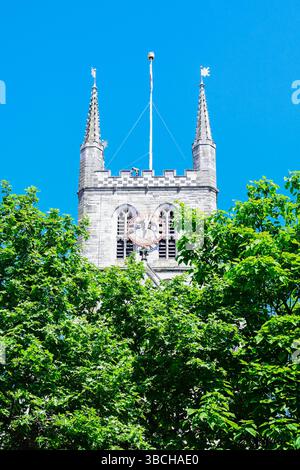 LONDRA, Regno Unito - 17 MAGGIO 2025: Cattedrale di Southwark vista sopra gli alberi Foto Stock