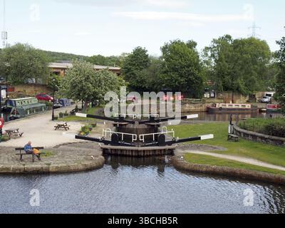 Brighouse, West yorkshire, regno unito: 24 maggio 2017: Una vista dell'entrata chiusa al bacino di brighouse e degli ormeggi sulla navigazione calder e hebble Foto Stock