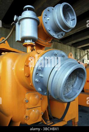 Grandi pompe e macchine per la raccolta delle acque luride in deposito Foto Stock