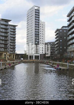 Leeds, West yorkshire, regno unito, 16 luglio 2019: Una vista della fine del molo di leeds con clarence House circondata da moderni appartamenti Foto Stock