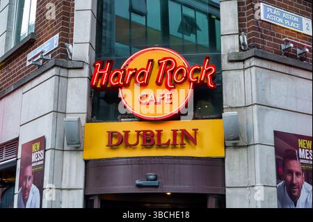 Dublino, Irlanda - 4 febbraio 2025: Di fronte all'Hard Rock Cafe nel centro di Dublino. Foto Stock