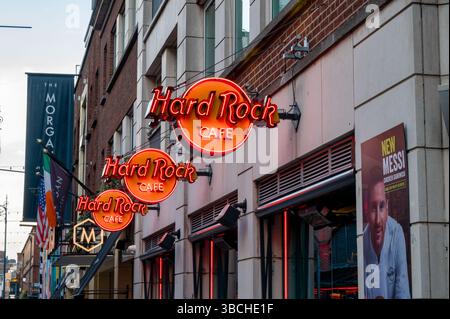 Dublino, Irlanda - 4 febbraio 2025: Tre cartelli Hard Rock Cafe in fila nel centro di Dublino. Foto Stock