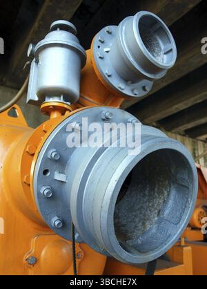 Grandi pompe e macchine per la raccolta delle acque luride Foto Stock