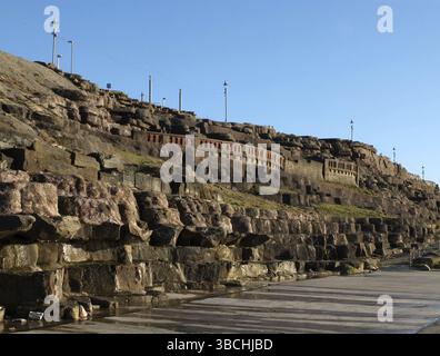 L'area delle scogliere di blackpool con rocce scolpite artificialmente e passerelle lungo il lungomare alla luce del sole del pomeriggio Foto Stock