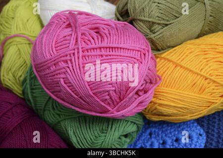 Colorate spille di lana, rosa giallo e verde Foto Stock