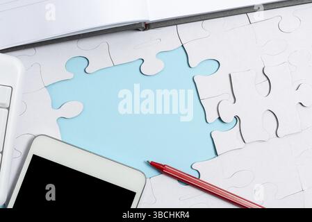 Costruire un puzzle bianco incompiuto modello Jigsaw Puzzle con mancante ultimo pezzo Foto Stock