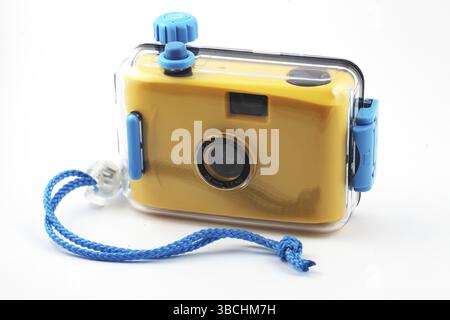 Fotocamera gialla in scatola impermeabile su bianco Foto Stock