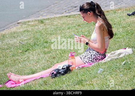 Glasgow, Scozia, Regno Unito. 20 maggio aprile 2025. Meteo nel Regno Unito: Il clima caldo e soleggiato ha visto turisti e gente del posto sul miglio di stile nel centro della città. Credit Gerard Ferry/Alamy Live News Foto Stock