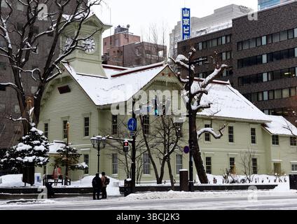Torre dell'orologio di Sapporo ricoperta di neve, Hokkaido, Giappone, Asia. Foto Stock