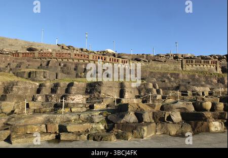 L'area delle scogliere di blackpool con rocce scolpite artificialmente e passerelle lungo il lungomare alla luce del sole del pomeriggio Foto Stock