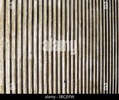 Vecchia parete in cemento pressofuso con linee verticali e design a righe Foto Stock