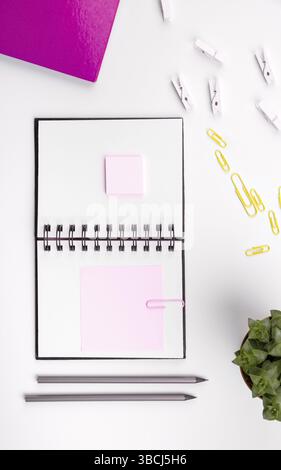 Immagine con forniture scolastiche, adesivi, notebook messaggio importante Foto Stock
