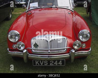 Hebden bridge, West, yorkshire, regno unito, 7 agosto 2022: Vista frontale dei fari e del paraurti di un'auto sportiva mga rossa all'annuale Hebden BR Foto Stock