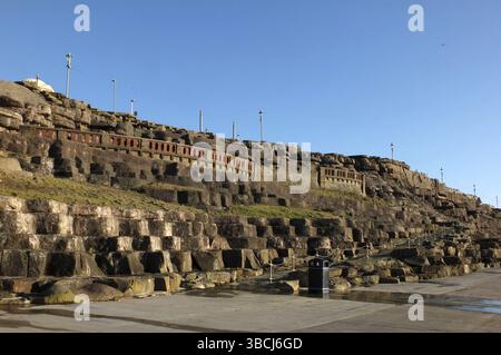 L'area delle scogliere di blackpool con rocce scolpite artificialmente lungo il lungomare alla luce del sole del pomeriggio Foto Stock