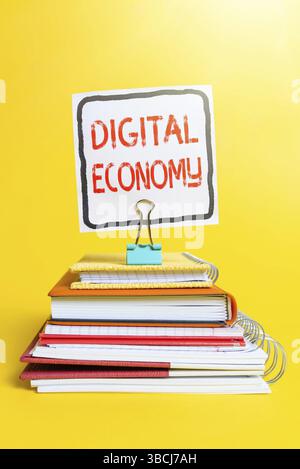 Cartello di testo che mostra l'economia digitale, le attività economiche del concetto aziendale basate sulle tecnologie digitali presentazione di idee colorate che mostra F Foto Stock
