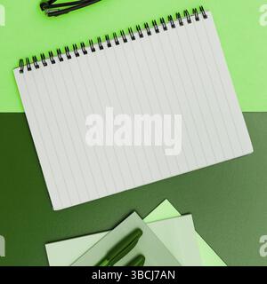 Immagine con forniture scolastiche, adesivi, notebook messaggio importante Foto Stock