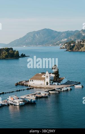 Chiesa bianca (Monastero di Vlacherna) a Kanoni, Corfù, Grecia Foto Stock
