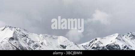 Paesaggio montano con cime innevate e paesaggio espressivo nelle Alpi svizzere vicino Maienfeld Foto Stock