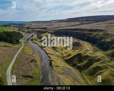Una vista aerea unica di colline accidentate e quasi ultraterrene accanto a una strada di campagna tortuosa nei North Pennines, che mostra texture naturali e il tappeto Foto Stock