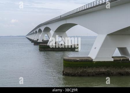 Una vista del Ponte Zeeland attraverso la Scheidt orientale Eastary nei Paesi Bassi occidentali Foto Stock