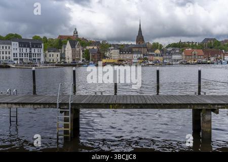 Flensburg, Germania - 27 maggio 2021: Vista sul porto di fronte alla città vecchia nella città di Flensburg Foto Stock
