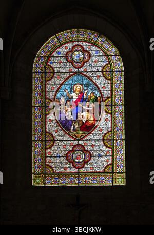 Carennac, Francia - 13 maggio 2022: Vista dettagliata di una vetrata nella chiesa di Saint Pierre du Carennac Foto Stock