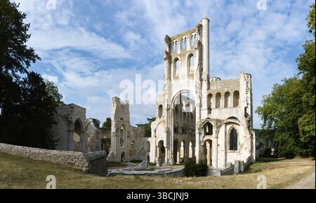 Le rovine della vecchia abbazia e il monastero benedettino di Jumieges in Normandia in Francia Foto Stock