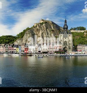 Belgio - 11 agosto 2019: Vista quadrata della cittadina di Dinant con il fiume Maas e la cittadella e la cattedrale nella città vecchia Foto Stock