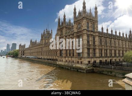 House of Parliament in una giornata di sole, situato sul fiume Tamigi, Londra, Inghilterra, Regno Unito. Foto Stock