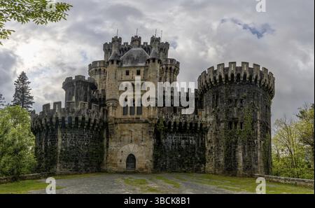 Gatika, Spagna - 3 maggio, 2022: Vista del pittoresco castello di Butron vicino a Gatika nel Paese Basco spagnolo sotto un cielo coperto Foto Stock