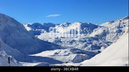 Vista panoramica della valle del passo Julier con Alpi innevate, Cantone Grigioni, Svizzera Foto Stock