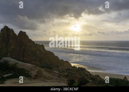 Molte bizzarre dune di sabbia erose sull'Oceano Atlantico con onde che si infrangono al tramonto Foto Stock