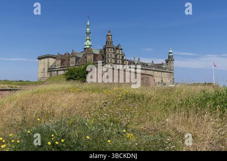 Helsingor, Danimarca - 17 giugno 2021: Veduta del Castello di Kronborg sulla costa del Mar Baltico a Helsingor Foto Stock