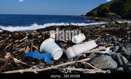 L'inquinamento plastico si è ripulito sulla spiaggia di Porthkerris, in Cornovaglia, dopo forti venti. Foto Stock
