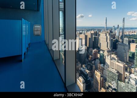 New York City, USA, 21 agosto 2024. Le stanze da bagno del Summit One Vanderbilt si affacciano scenograficamente sul Midtown Manhattan Foto Stock