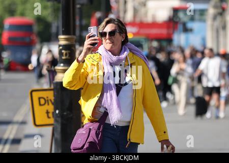 Londra, Regno Unito. 19 maggio 2025. Una donna scatta foto con il suo cellulare nel centro di Londra. Il furto di telefoni cellulari a Londra ha raggiunto livelli record. (Immagine di credito: © Steve Taylor/SOPA Images via ZUMA Press Wire) SOLO PER USO EDITORIALE! Non per USO commerciale! Foto Stock