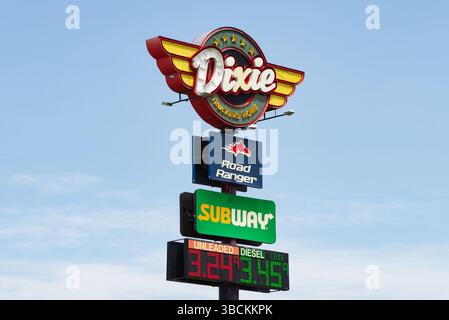 McLean, Illinois - Stati Uniti - 15 maggio 2025: Cartello per lo storico ristorante per famiglie Dixie sulla Route 66 a McLean, Illinois, USA. Foto Stock