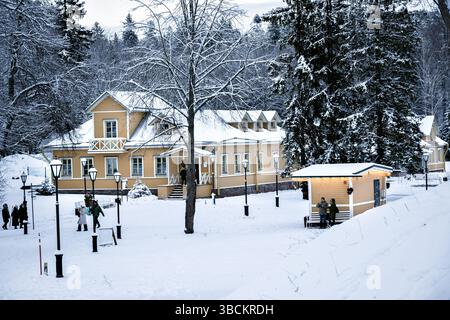 Vyborg, Russia, 6 gennaio 2025: In una giornata invernale ghiacciata, cittadini e turisti passeggiano nel parco Monrepo della città ammirando le attrazioni locali. Foto Stock